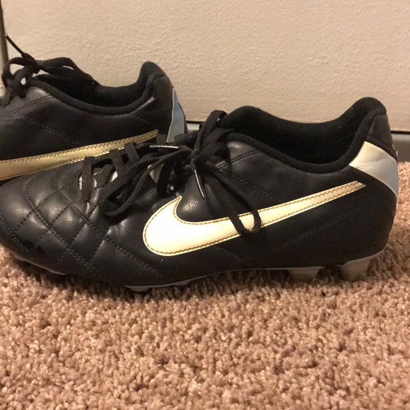 Women’s Nike Cleats - Picture 3 of 9